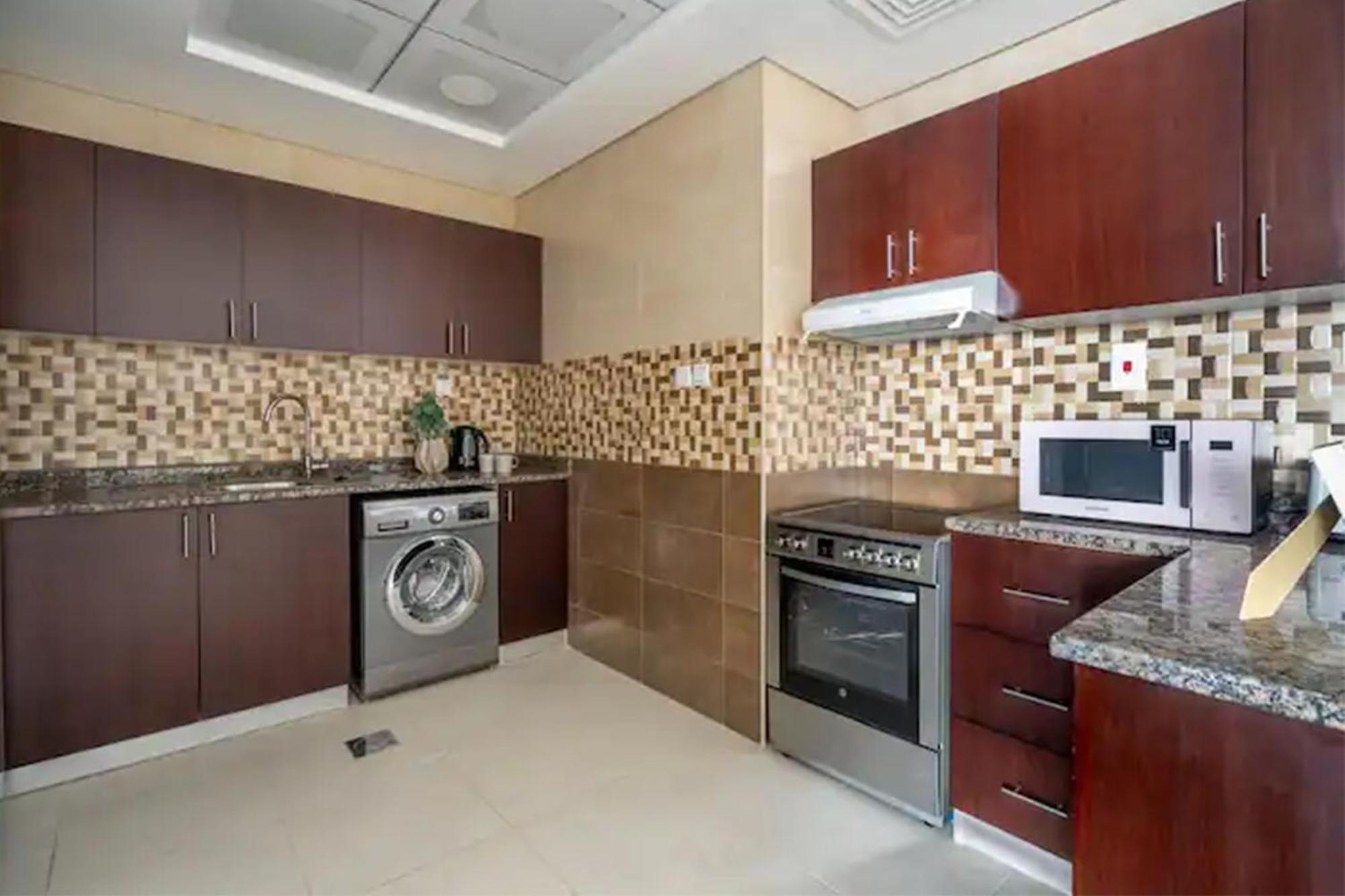 Magnificiant 1Br Apartment In Court Tower With Canal View Dubai Exterior foto